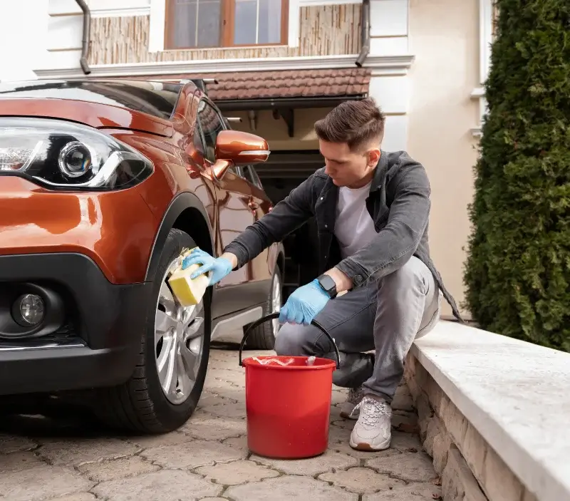 Lavage auto à domicile Saint-Sauveur-Villages : professionnel intervenant sur un véhicule